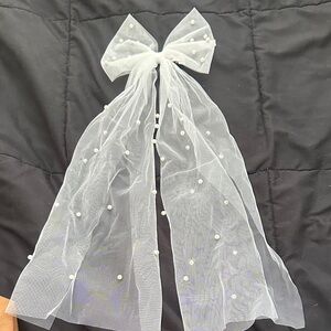 Elegant White Bow Hair Accessory